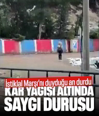 Karabük'te İstiklal Marşı'nı duyan öğrenci kar altında saygı duruşuna geçti