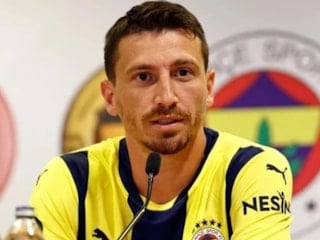 Fenerbahçeli futbolculardan Mert Hakan'a ziyaret