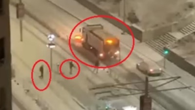 Kayseri'de kartopu isabet eden kar küreme aracı refüje çarptı