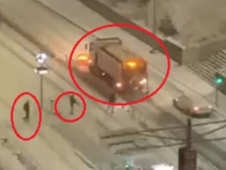 Kayseri'de kartopu isabet eden kar küreme aracı refüje çarptı