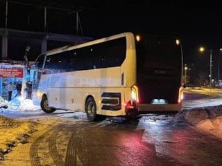 Elazığ'da yolcu otobüsü, karlı yolda facianın eşiğinden döndü