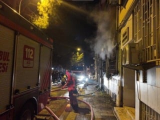 İstanbul Kadıköy'de apartmanda çıkan yangında 1'i ağır 8 kişi yaralandı