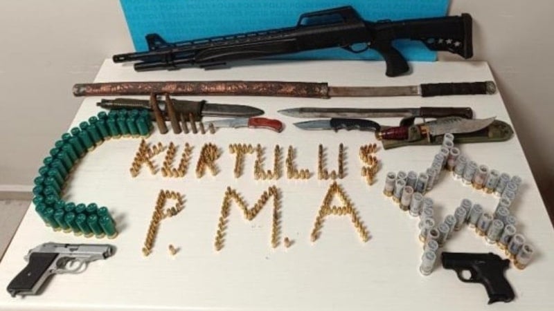 Eskişehir'de çarptığı vatandaşı tehdit eden şahsın iş yerinden cephanelik çıktı