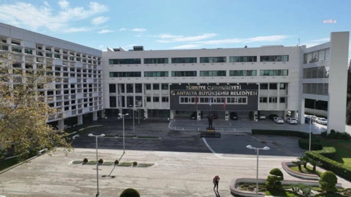 Antalya Büyükşehir Belediyesi'ne operasyon: 14 gözaltı