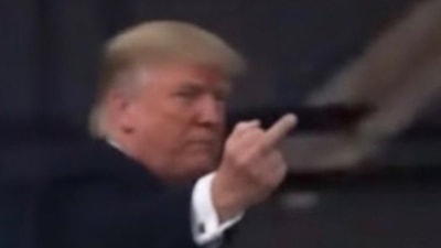 Trump, kendisine "pedofili koruyucusu" diye bağıran adama orta parmak gösterdi