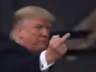 Trump, kendisine "pedofili koruyucusu" diye bağıran adama orta parmak gösterdi