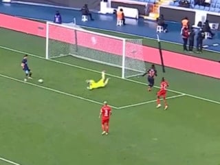 Bertuğ Yıldırım adeta imkansızı başardı: Kaçırdığı gol sosyal medyayı salladı