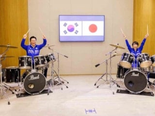 Japonya ve Güney Kore liderleri K-pop eşliğinde bateri çaldı