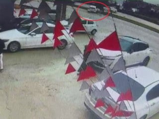 Hatay'da kontrolü kaybetti, aydınlatma direğine çarptı