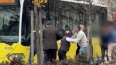 İstanbul'da İETT şoförü otobüs camından atladı: Yumruk yumruğa kavga etti
