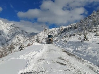 Artvin’de kar yağışı nedeniyle 34 köy yolu ulaşıma kapandı