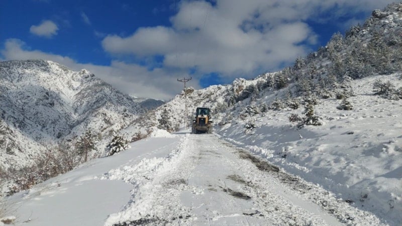 Artvin’de kar yağışı nedeniyle 34 köy yolu ulaşıma kapandı