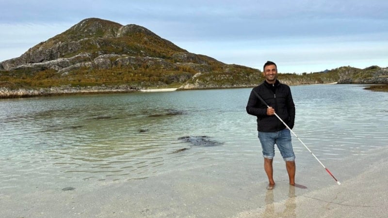 Görme engelli öğretim üyesi beyaz bastonuyla 60 ülke gezdi