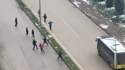 Bursa'da kar topu gerginliği: Otobüs şoförü çocukları sopayla kovaladı