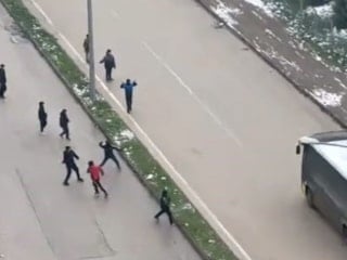 Bursa'da kar topu gerginliği: Otobüs şoförü çocukları sopayla kovaladı