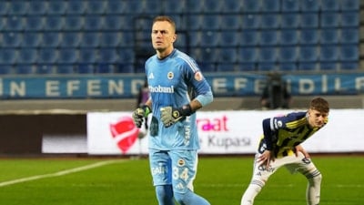 Mert Günok, Fenerbahçe'de eldiveni aldı