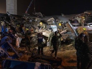 Tayland'da üzerine vinç düşen tren devrildi: 32 ölü