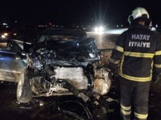 Hatay'da otomobil ile minibüs kafa kafaya çarpıştı: 1 ölü