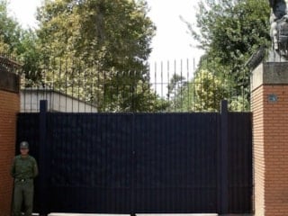 İngiltere, Tahran Büyükelçiliğini geçici olarak kapattı