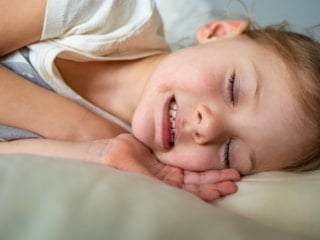 2–5 yaş arasında uykunun içinden gelen ses: Diş gıcırdatma