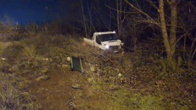 Bursa'da kamyonetin kopardığı bariyerler otomobillerin üzerine düştü