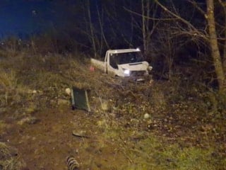 Bursa'da kamyonetin kopardığı bariyerler otomobillerin üzerine düştü