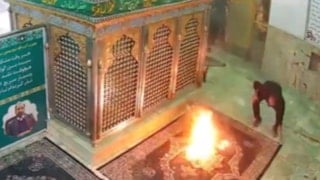 İran'da türbeler yakıldı