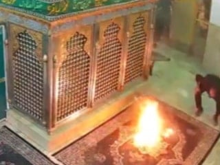 İran'da türbeler yakıldı