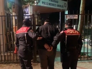 İzmir'de polise sahte kimlik gösteren şüphelinin 128 suçtan arandığı ortaya çıktı