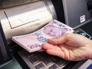 Memur ve emeklilerin zamlı maaşları ödeniyor