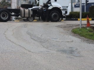 Hatay'da ışıklarda beklerken yola beton döken mikser sürücüsüne para cezası