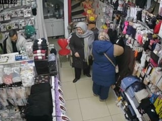 İstanbul'da sahte dövizle alışveriş yapmaya çalışan 2 kadını iş yerinden kovdu