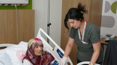 Gaziantep'te yaşlı kadının karnından 4,5 kilo kitle çıktı