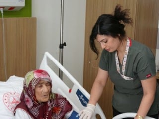 Gaziantep'te yaşlı kadının karnından 4,5 kilo kitle çıktı