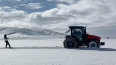 Kayseri'de traktör arkasında kar keyfi