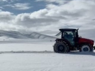 Kayseri'de traktör arkasında kar keyfi