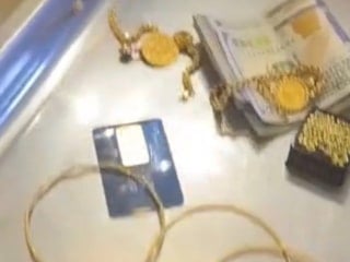 Trabzon'da duyarlı davranış: Altın ve para dolu çanta sahibine teslim edildi