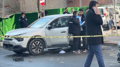 İstanbul'da araca otomatik silahla kurşun yağdırdılar: 1 ölü