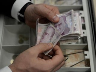 Yurt içi yerleşiklerin tüketici kredileri azaldı