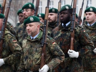 Almanya’da 700 bin gence askerlik için mektup göndermeye başlandı