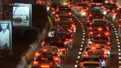 Ankara'da iş çıkış saatlerinde oluşan araç yoğunluğu trafiği kilitledi