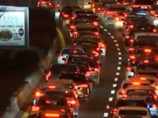 Ankara'da iş çıkış saatlerinde oluşan araç yoğunluğu trafiği kilitledi