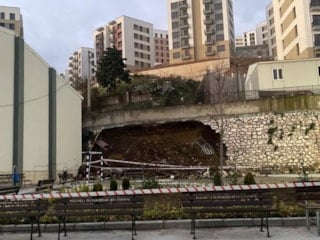 Kocaeli’de 10 metrelik istinat duvarı okul bahçesine devrildi: O anlar kamerada