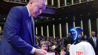 Cumhurbaşkanı Erdoğan'a kanal açılışı kumandasını robot getirdi