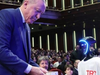 Cumhurbaşkanı Erdoğan'a kanal açılışı kumandasını robot getirdi