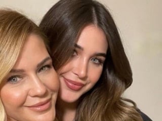 Emine Ün kızıyla davette! Annesinin kopyası