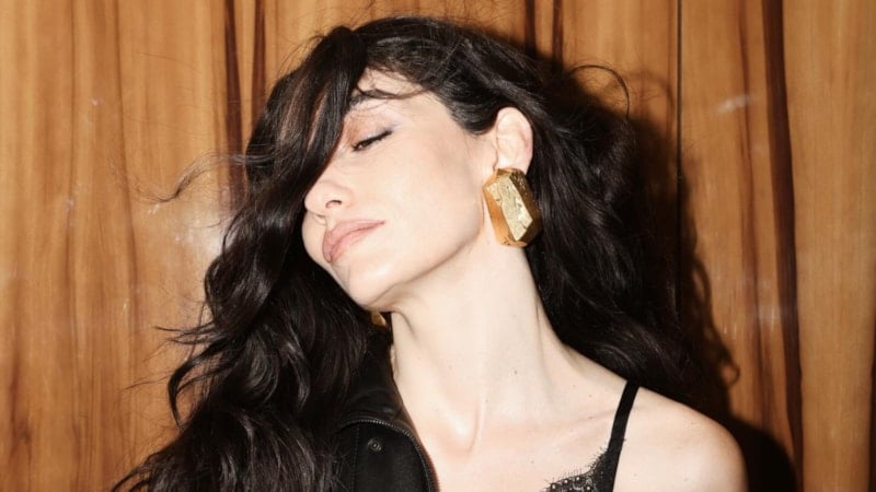 Hazar Ergüçlü'den minili pozlar: Bye bye temiz kız