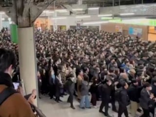 Tokyo'da elektrik kesintisi: Binler metro istasyonunda mahsur kaldı