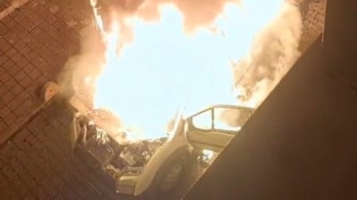 İstanbul'da park halindeki araç alev aldı