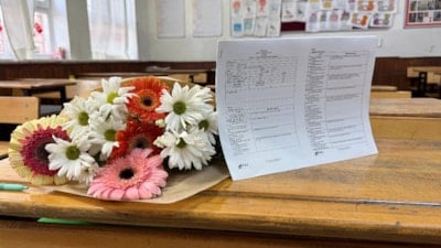 Adana'da babaları tarafından öldürülen kardeşlerin sırasına çiçekler bırakıldı